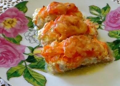 سمك السلمون الوردي اللذيذ مع الطماطم والجبن في الفرن: الطهي مع الصور خطوة بخطوة.