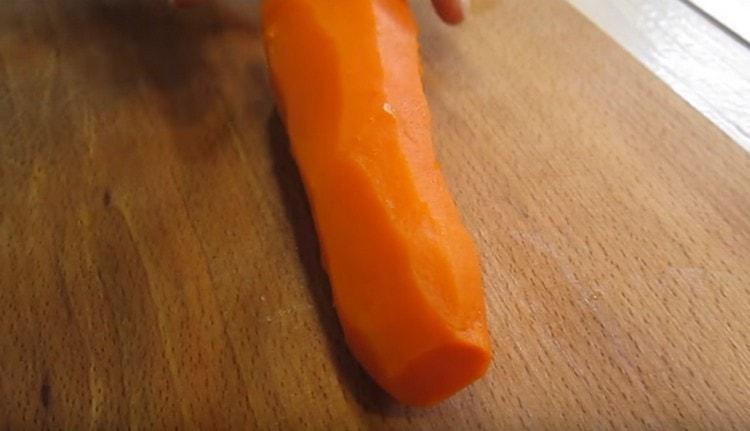 Сварете морковите до омекване.