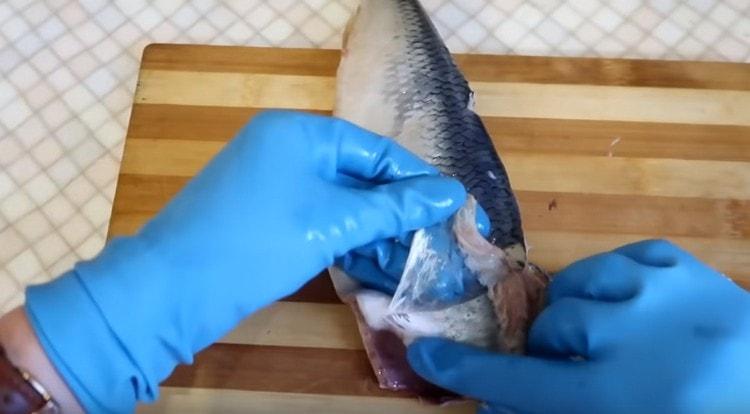 Внимателно отстранете кожата от рибата.