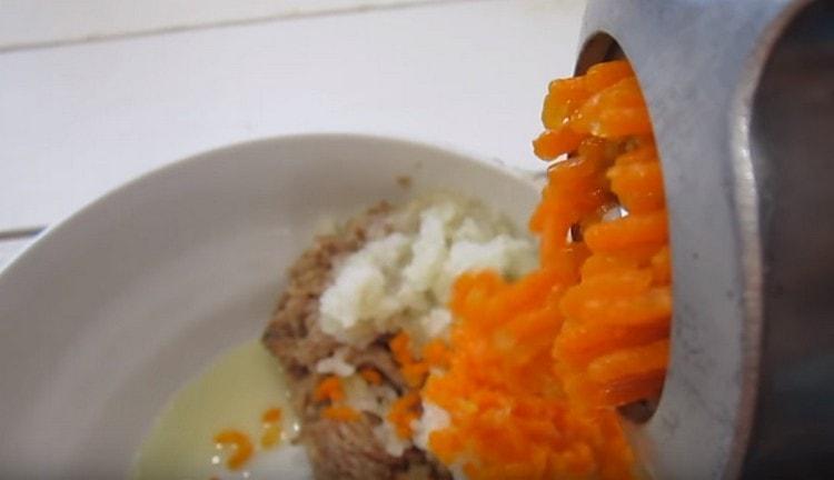 Прекарайте морковите през месомелачка.