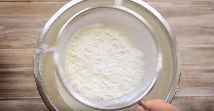 Пресейте брашното, като добавите към него бакпулвер.