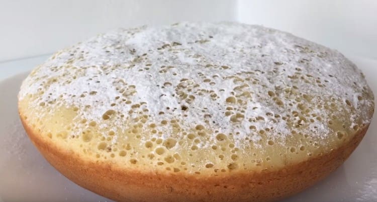 Торта, приготвена по тази рецепта в бавна готварска печка, може да се поръси с пудра захар.
