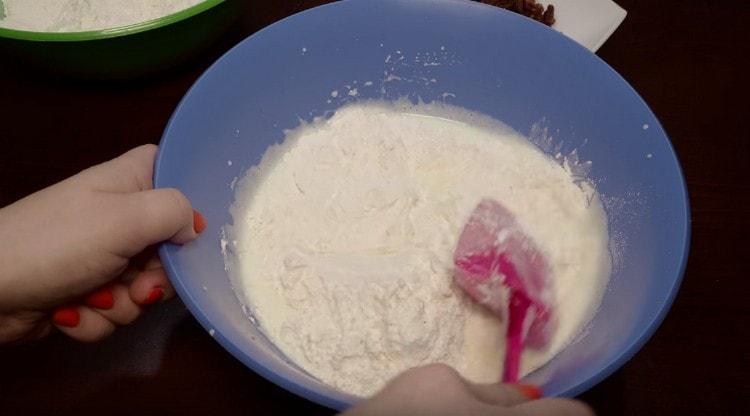 Части от брашното и замесете тестото.
