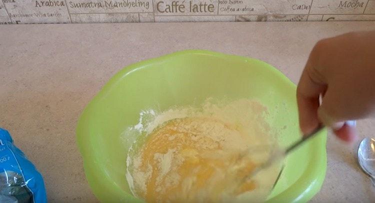 Към яйцата добавете ваниловата захар и нишестето.
