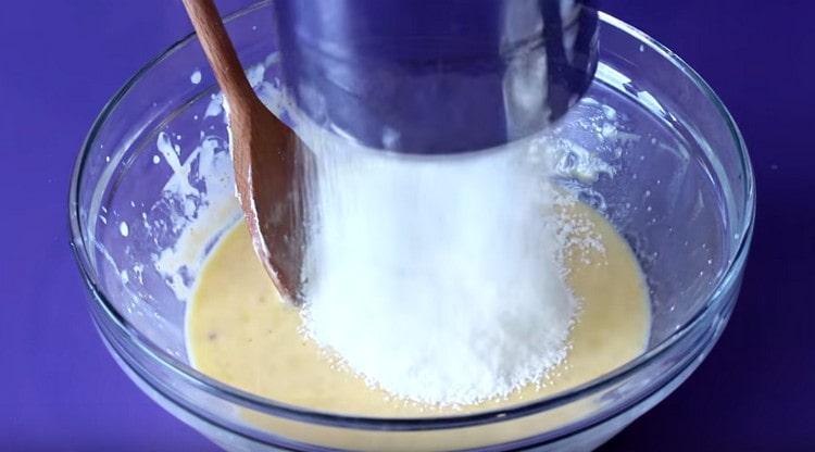 След като смесите течните компоненти, пресейте брашното към тях.