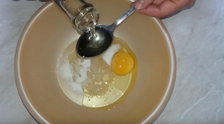 В купа разбийте яйцето, добавете растително масло, сол.