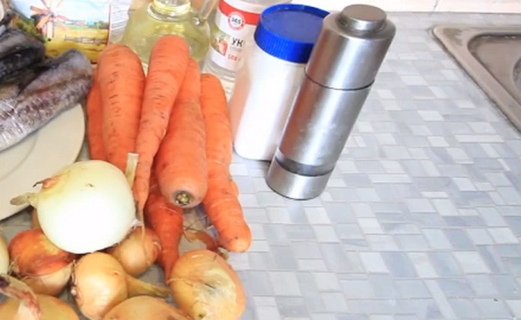 Обелете морковите и лука.