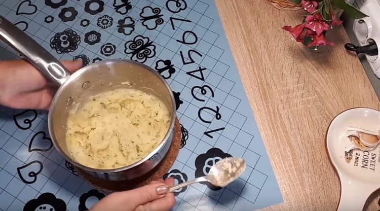 Към картофения пълнеж добавете нарязан копър и отново разбъркайте добре.