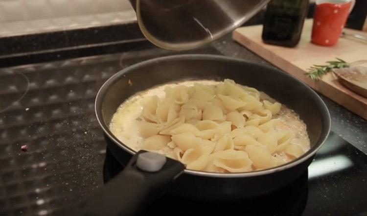 Rozložte těstoviny v omáčce.