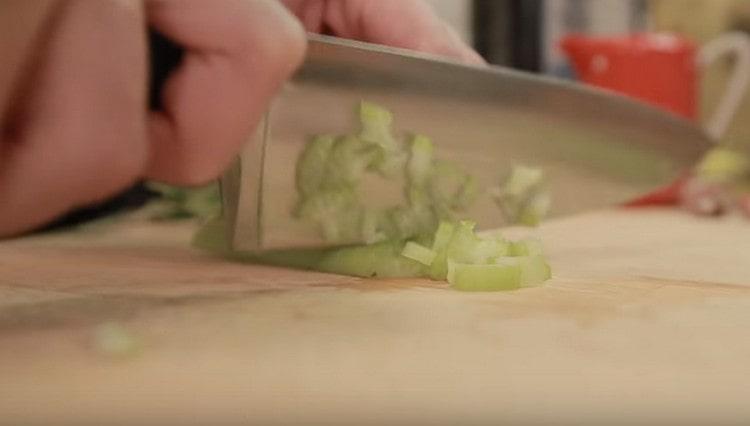 Jemně nakrájejte celer.