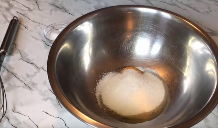 В купа разбийте яйцата, добавете захарта и ваниловата захар.