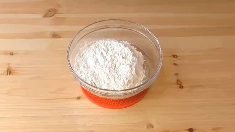 За приготвяне на бутер тесто с извара, пресейте брашното