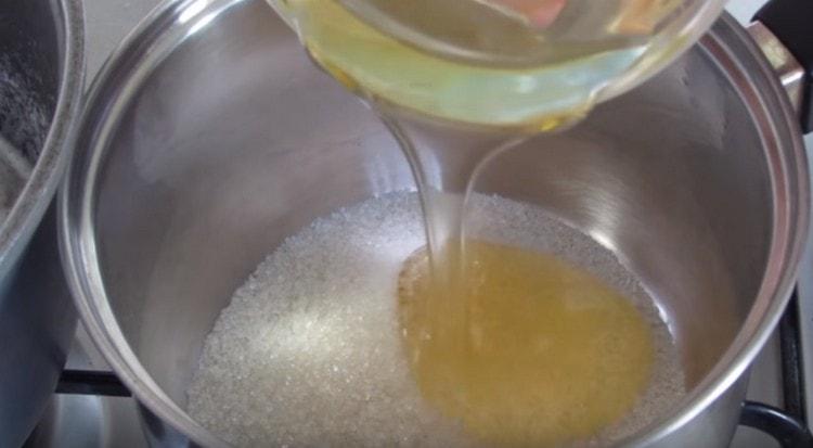 За да направите сироп, комбинирайте мед със захар.