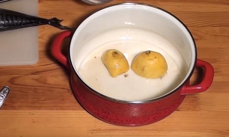 Останалият лимон също се слага в тази тава.