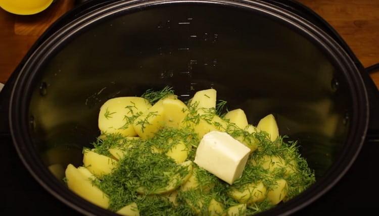 Когато картофите са готови, добавете към него олио и нарязан копър.