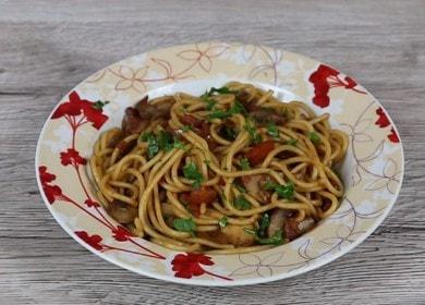 Рецепта за ароматни и вкусни спагети с гъби и соев сос