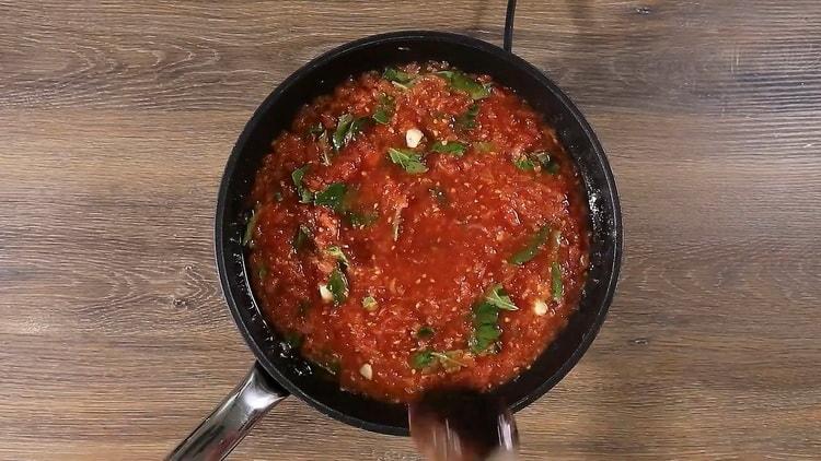 За да направите спагети с доматено пюре, смесете съставките