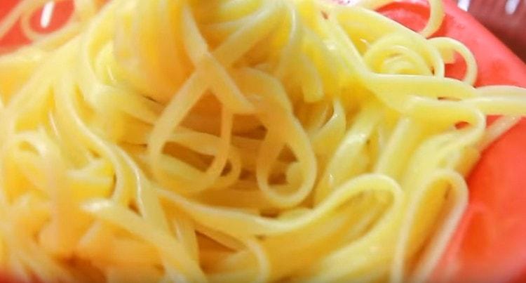 Хвърлете спагети в гевгир.