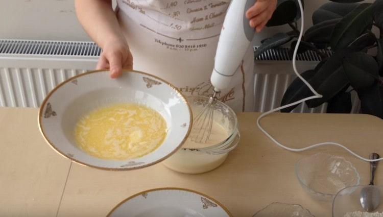 Pokračující šlehání přidejte do vaječné hmoty rozpuštěné máslo.