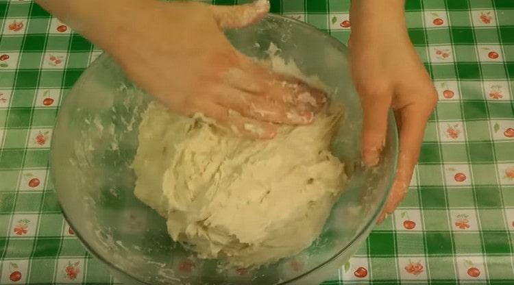 Омесете тесто, което няма да залепне за ръцете ви.