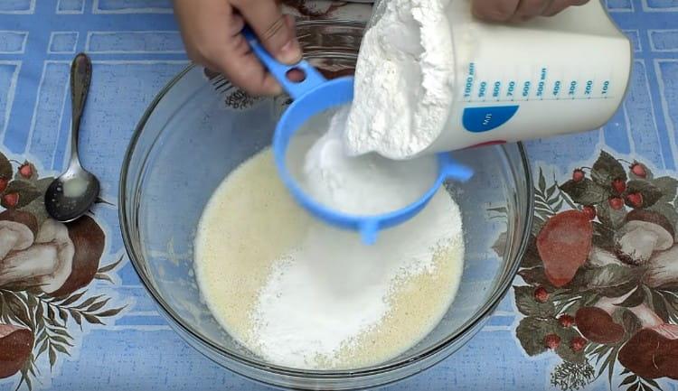 Пресейте брашно през сито до течните компоненти.
