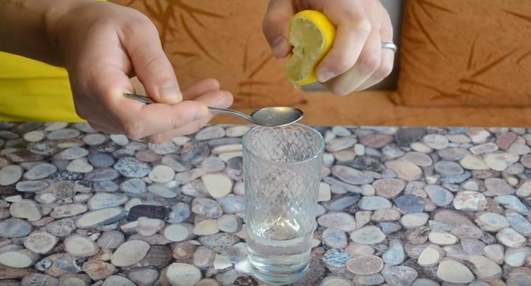 Изстискайте лимонов сок във водата и поставете чашата в хладилника.