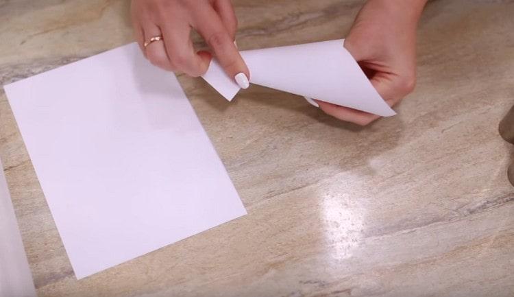 Ние превръщаме парчетата хартия в конуси.