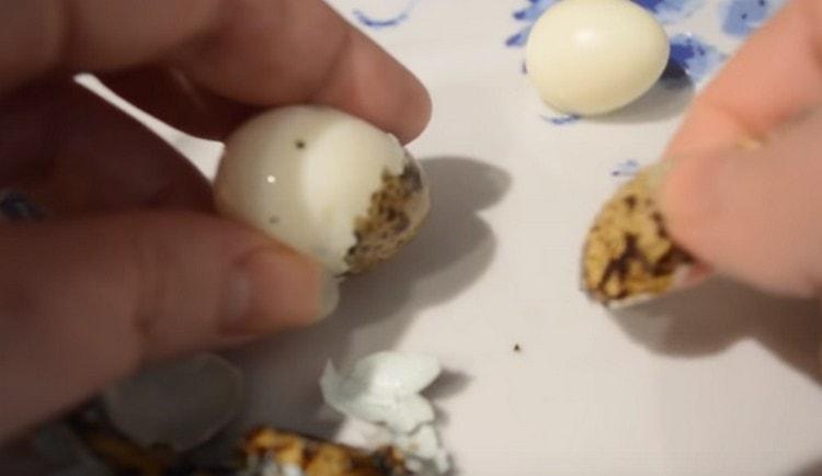 Твърдо сварени и почистени пъдпъдъчи яйца.