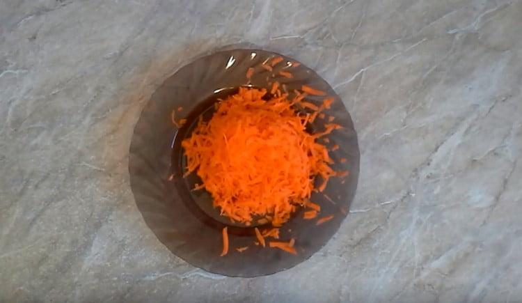 Натрийте морковите на фина ренде.