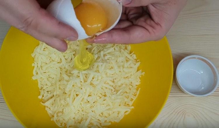 Добавете един яйчен белтък към сиренето.