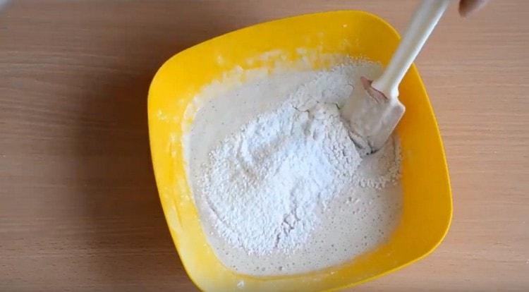 Idagdag ang sifted flour at masahin ang kuwarta.