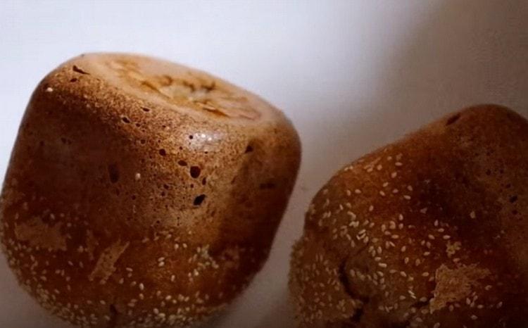 Заквасеният хляб в машина за хляб е много ароматен и вкусен.
