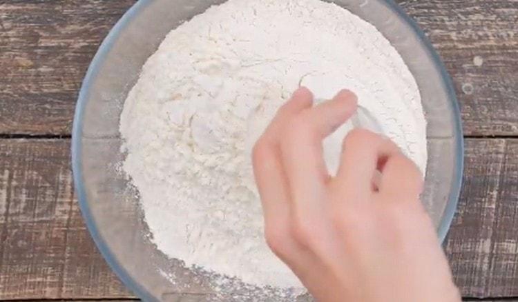 Пресейте брашното в купа, смесете го със сол.