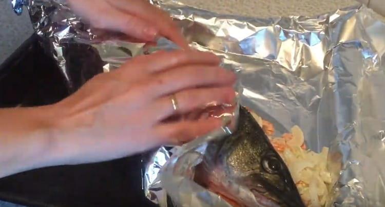 Přeneste ryby na zeleninový polštářek a pečlivě zabalte do fólie.