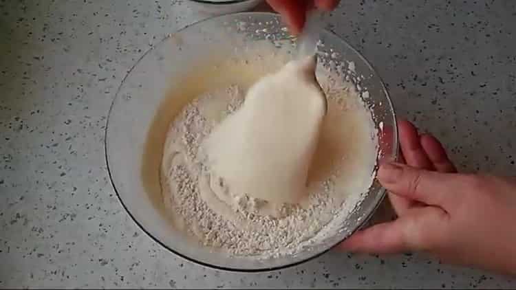 Пресейте брашно, за да направите бисквитени мъфини