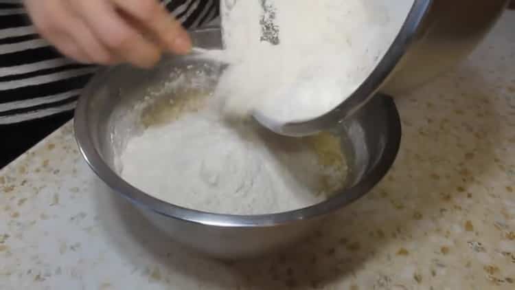 Пресейте брашно, за да направите мъфини с конфитюр