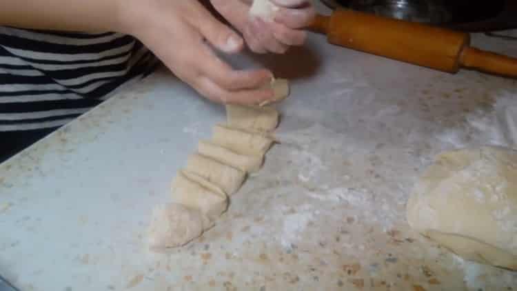 За да направите кифлички със сладко, разделете тестото
