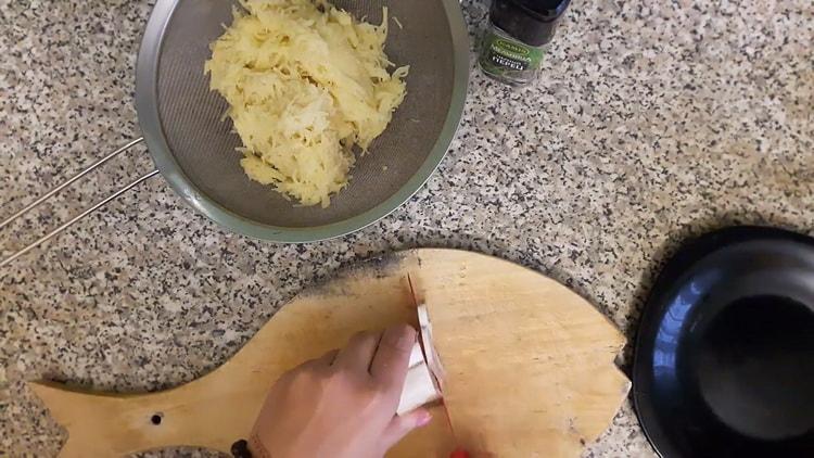 За да направите кнедли със сурови картофи, нарежете свинска мас