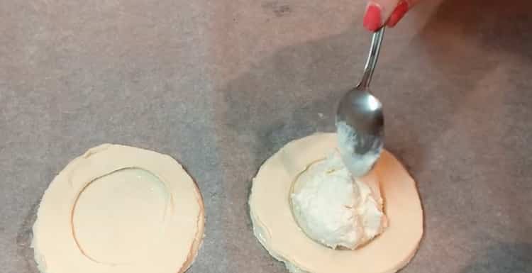 За готвене на чийзкейк с извара, разстелете пълненето тесто
