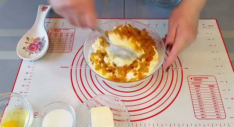 За да направите извара сирене, добавете стафиди към пълнежа