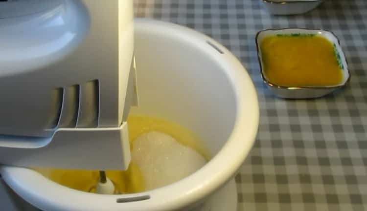 За да направите вафлени ролки с кондензирано мляко, добавете захар