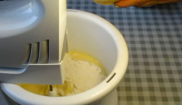 Пресейте брашно, за да направите вафлени ролки с кондензирано мляко