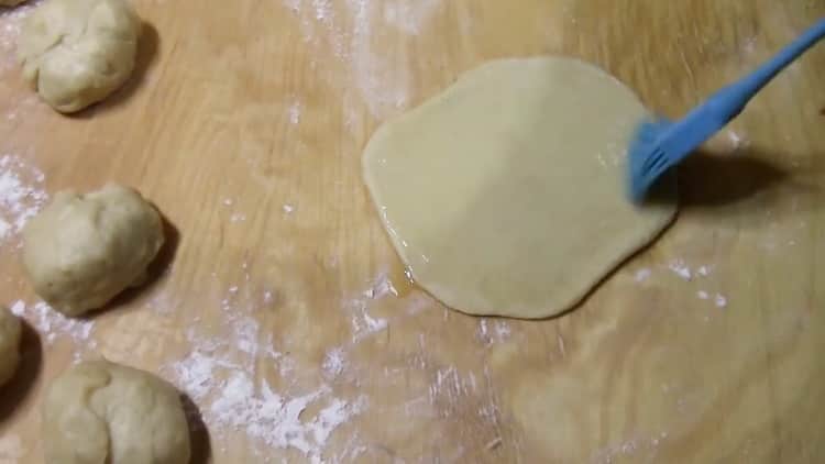 За да направите кифлички със захар от тесто с мая, намажете тестото