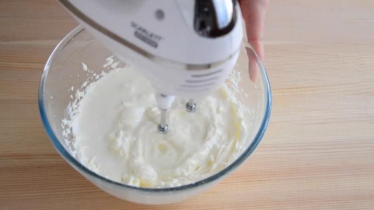 За да направите червени кадифени тарталети, смесете съставките за крема