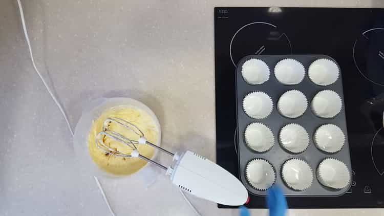 За да направите тарталети с пълнеж, смесете съставките за приготвянето.