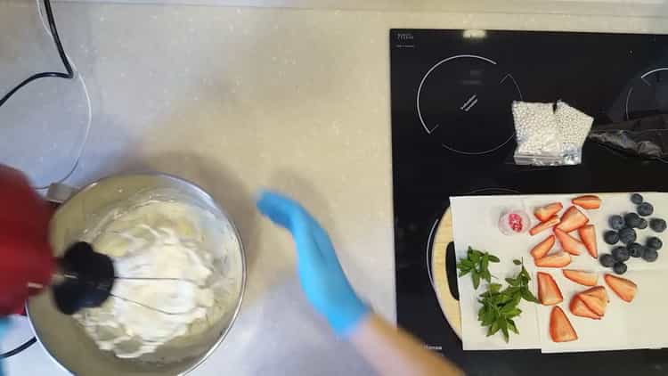 За да приготвите тарталети с пълнеж, пригответе крем