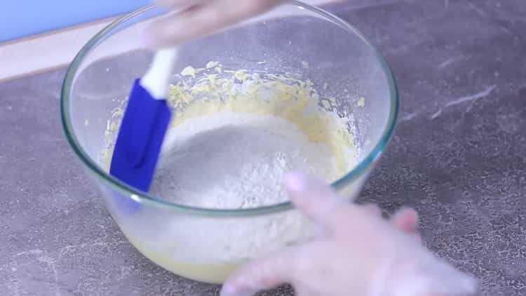 Пресейте брашно за тарталети