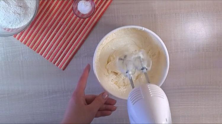 За да направите кекс без мляко, пригответе тестото