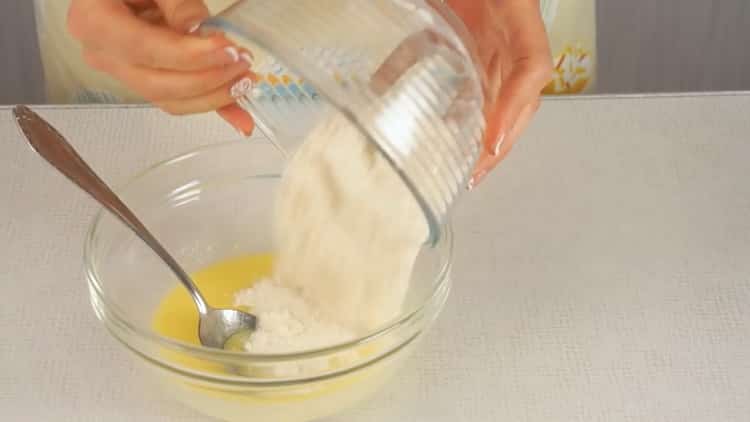 За да направите кекс в халба, пресейте брашно за 5 минути