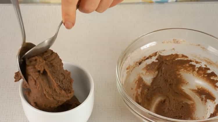 За да направите кекс в халба, поставете тестото в чаша за 5 минути